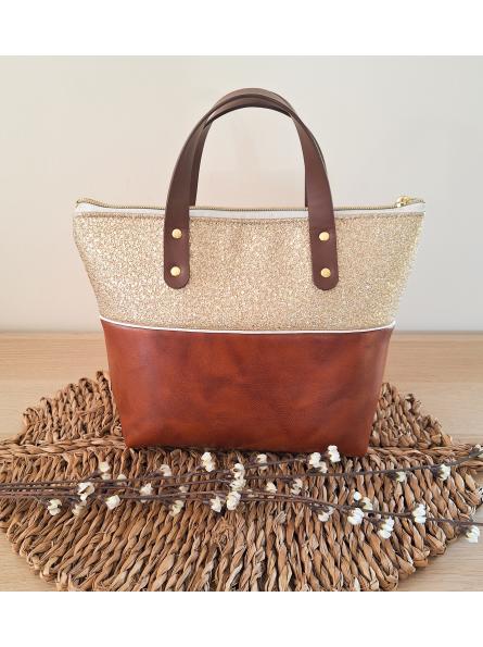 Sac à main artisanal en simili cuir fait main, marron et doré, face arrière.
