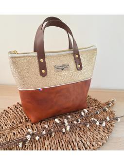 Sac à main artisanal Laura, marron et doré, profil.