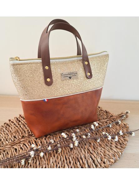 Sac à main artisanal Laura, marron et doré, profil.
