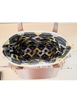 Sac à main artisanal Laura, marron et doré, Intérieur du sac avec poche plaquée 13 cm.