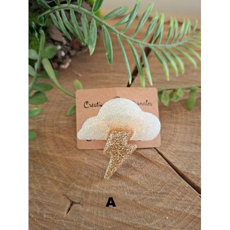Broche artisanale pailletée en forme d'orage
