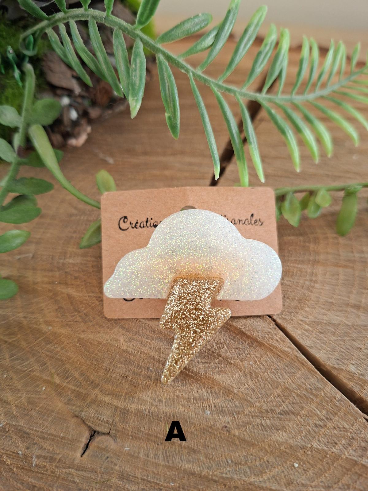 Broche artisanale pailletée en forme d'orage
