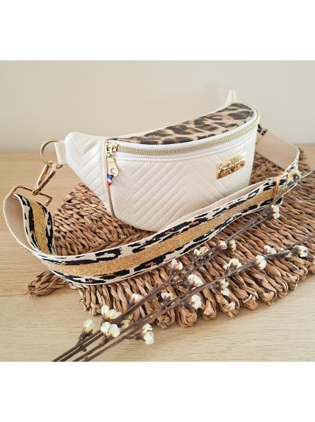 Sac banane blanc et léopard de coté